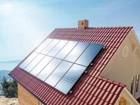 Un entretien r&eacute;gulier des panneaux solaires garantit leur rendement sur le long terme &agrave; Colmar